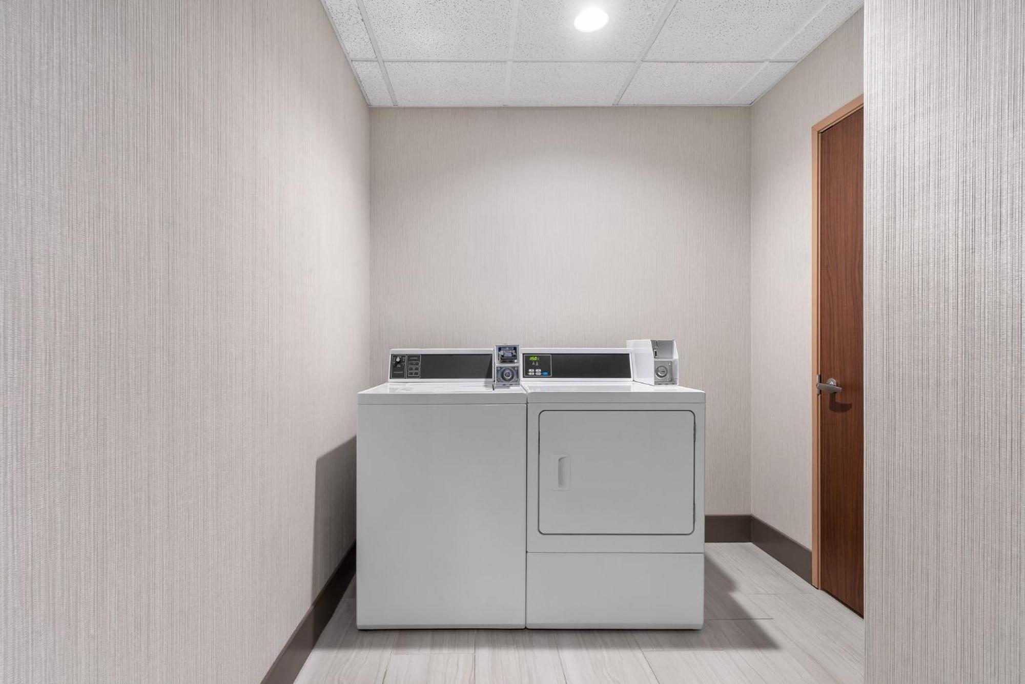 Express & By Ihg 2* Coralville