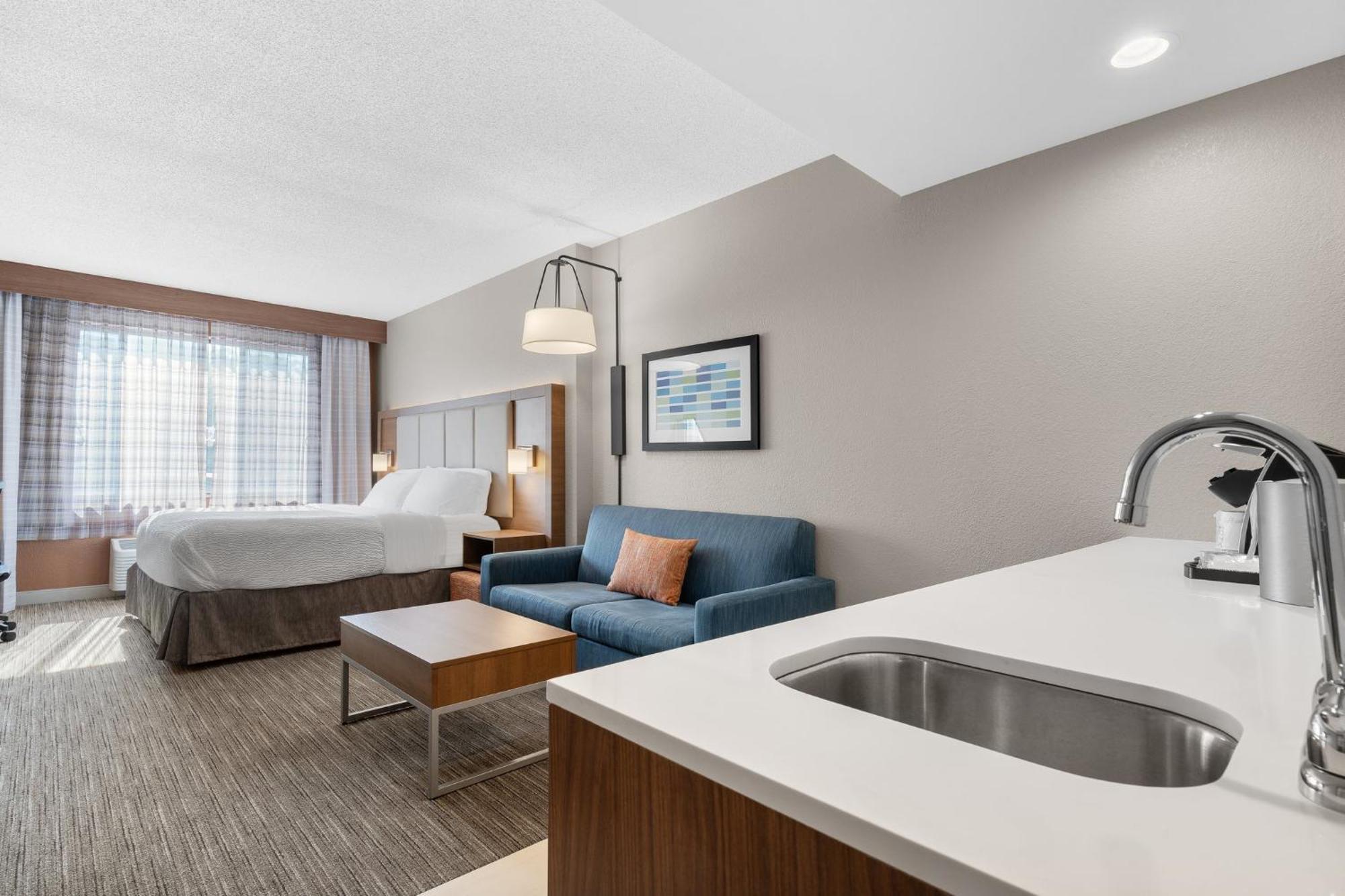 Hotel Express & By Ihg 2*