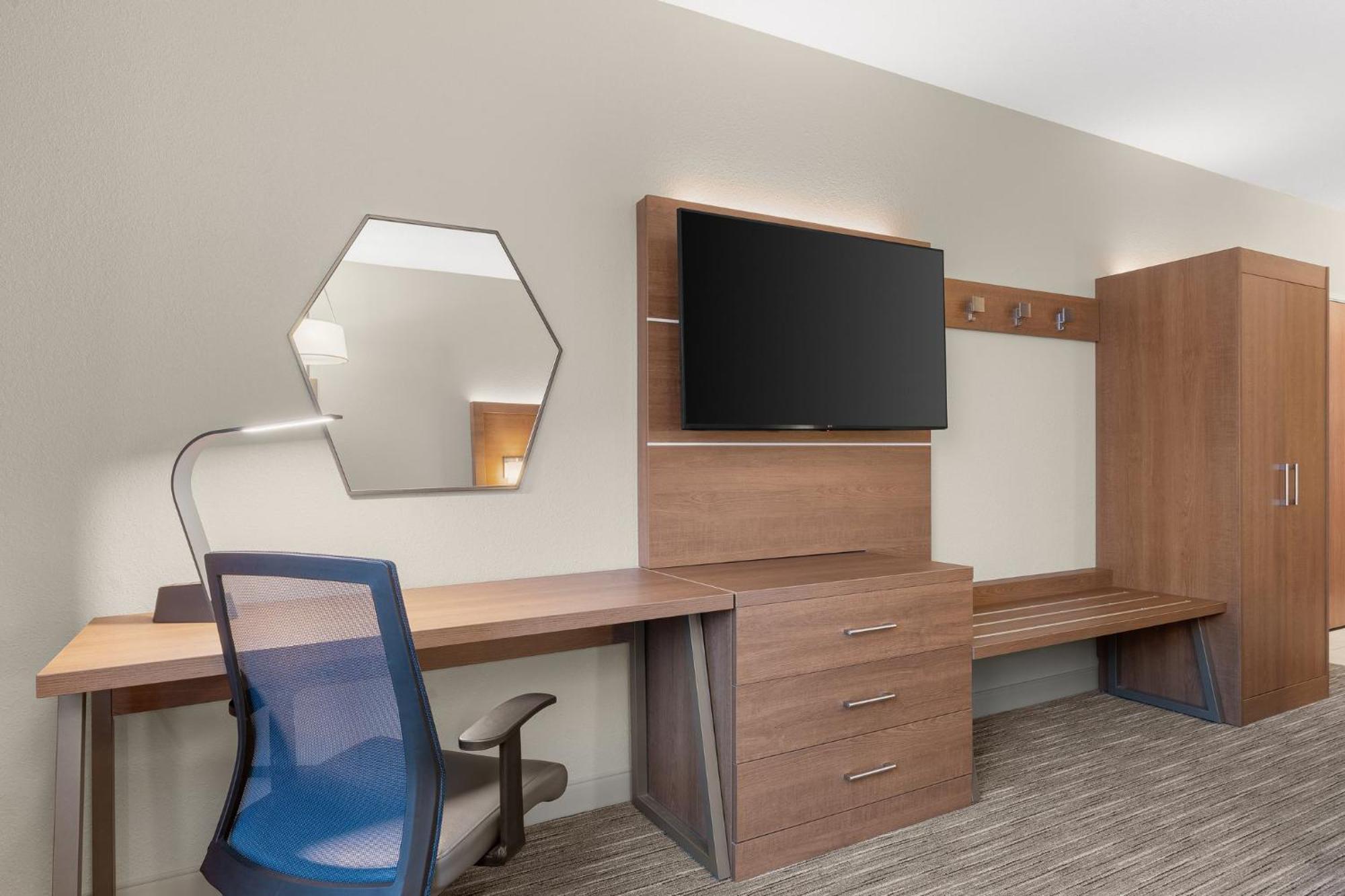 Hotel Express & By Ihg Coralville
