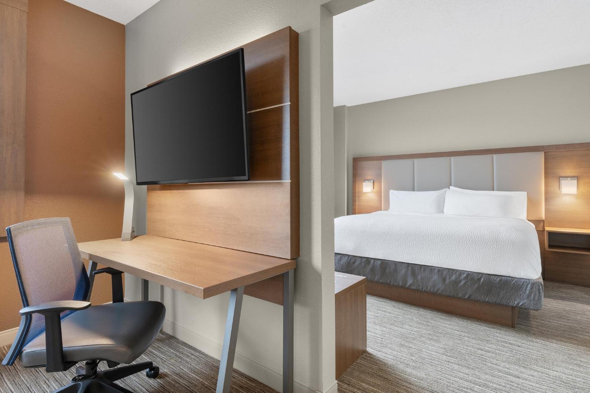 Express & By Ihg Hotel 2*